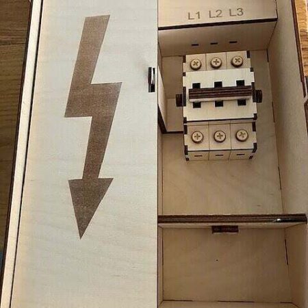 Lesena elektro omarica za pijačo s šaljivim opozorilnim napisom za električarja