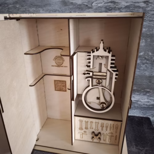 Lesena mehanična omarica za pijačo s personalizirano gravuro za mehanika