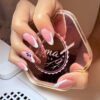 Uporaba razstavnega pladnja za predstavitev Nail Art poslikave