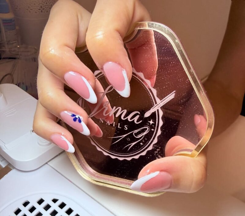 Uporaba razstavnega pladnja za predstavitev Nail Art poslikave
